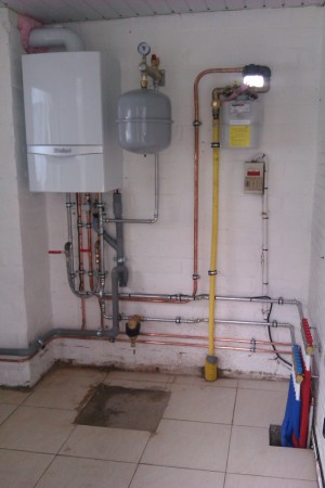 vervangen cv ketel en plaatsen nieuwe collectoren en geissoleerde buizen in de kruipkelder