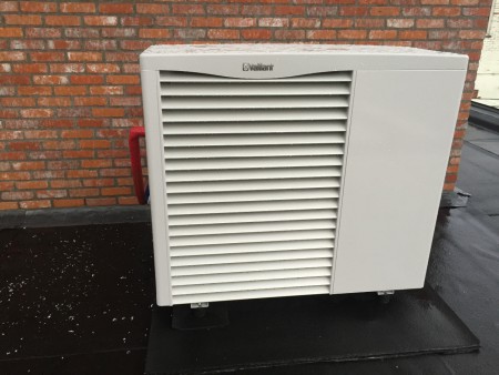Warmtepomp aroTHERM VWL 85/2 (lucht/water) geplaatst op het platte dak boven de garage