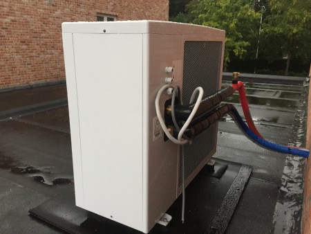 achterkant van de warmtepomp aroTHERM VWL 85/2 (lucht/water)